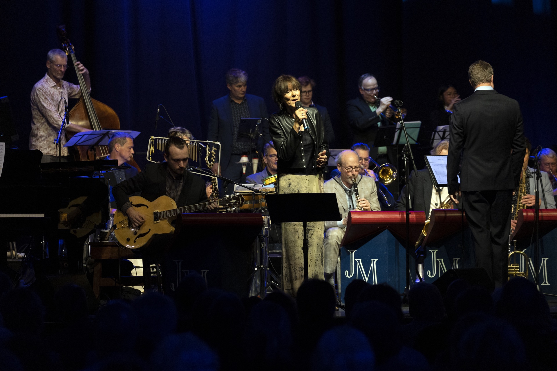 Zangeres met de Molenaar Big Band tijdens een concert