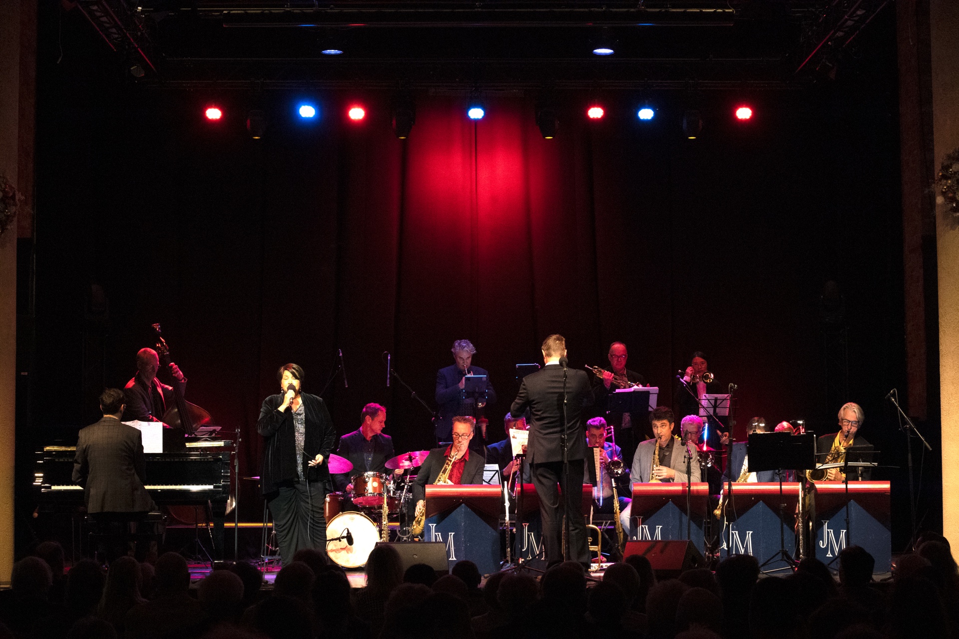 Molenaar Big Band met zangeres onder rode podiumverlichting